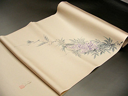 友禅作家「鶴見保次」の九寸正絹名古屋帯反物です。