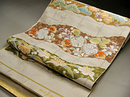 カジュアルでもフォーマルでもお使いいただける柄行です。