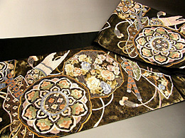 とても希少になりました中国刺繍（蘇州刺繍）の未仕立て六通袋帯です。