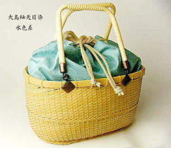 大島紬巾着付竹かご(画像１)